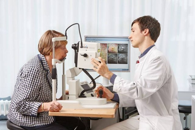 Ab dem 50. Lebensjahr sollte man seine Augen regelmäßig beim Augenarzt untersuchen lassen.