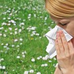 Heftiger Niesreiz, Fließschnupfen und oft auch Juckreiz in Augen, Nase und im Rachen sind typische Heuschnupfensymptome.