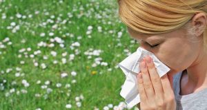 Heftiger Niesreiz, Fließschnupfen und oft auch Juckreiz in Augen, Nase und im Rachen sind typische Heuschnupfensymptome.