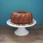 Süßkartoffel-Kuchen mit Erdnuss-Guss