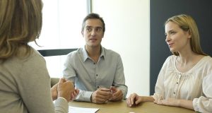 Bevor die Entscheidung für eine Immobilienfinanzierung fällt, sind viele Fragen zu klären - am besten gemeinsam mit einem erfahrenen Experten.