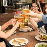 Viele prosten sich gerne mit einem alkoholfreien Bier zu. Das Getränk kann tatsächlich allerdings bis zu 0,5 Volumenprozent Alkohol enthalten.