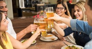 Viele prosten sich gerne mit einem alkoholfreien Bier zu. Das Getränk kann tatsächlich allerdings bis zu 0,5 Volumenprozent Alkohol enthalten.