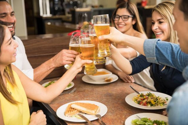 Viele prosten sich gerne mit einem alkoholfreien Bier zu. Das Getränk kann tatsächlich allerdings bis zu 0,5 Volumenprozent Alkohol enthalten.