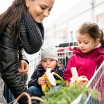Augen auf beim täglichen Einkauf: Schon mit einfachen Tricks können junge Eltern viel Geld sparen, ohne auf etwas verzichten zu müssen.
