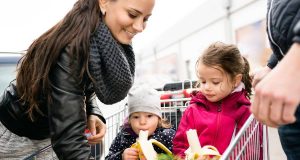 Augen auf beim täglichen Einkauf: Schon mit einfachen Tricks können junge Eltern viel Geld sparen, ohne auf etwas verzichten zu müssen.