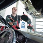 Nach einem Glasschaden ist nicht immer der Austausch der Windschutzscheibe erforderlich. Der Kfz-Fachmann weiß, wann eine Reparatur möglich ist.