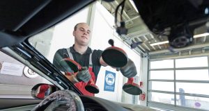Nach einem Glasschaden ist nicht immer der Austausch der Windschutzscheibe erforderlich. Der Kfz-Fachmann weiß, wann eine Reparatur möglich ist.