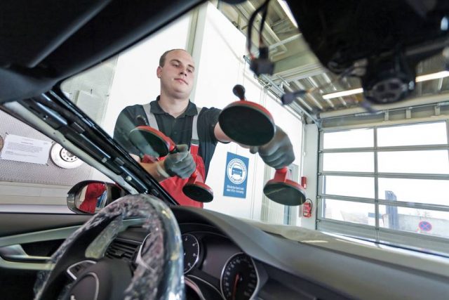 schaden windschutzscheibe Nach einem Glasschaden ist nicht immer der Austausch der Windschutzscheibe erforderlich. Der Kfz-Fachmann weiß, wann eine Reparatur möglich ist.