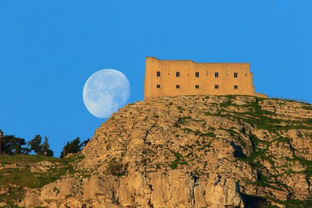sizilien Sizilien hat eine wunderschöne Landschaft und leckere Küche zu bieten