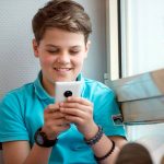 Eltern sollten wissen, wie und wann ihre Kinder das erste Smartphone nutzen.