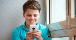 Eltern sollten wissen, wie und wann ihre Kinder das erste Smartphone nutzen.
