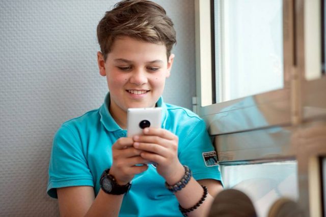 Eltern sollten wissen, wie und wann ihre Kinder das erste Smartphone nutzen.
