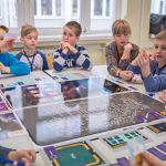 Für Teenager ist die Nutzung digitaler Geräte alltägliche Routine.