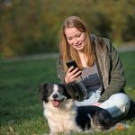 Wenn Eltern ihre Kinder gut auf den Umgang mit Smartphone und Co. vorbereiten, werden sie später mit den Möglichkeiten und Gefahren besser umgehen können.