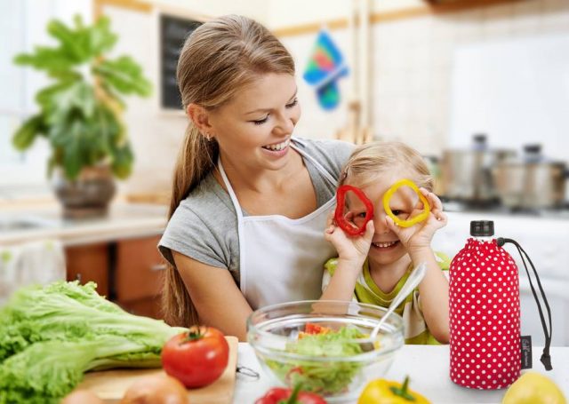 umweltbewusst Wer saisonale Produkte kauft, frisch kocht oder eine wiederbefüllbare Trinkflasche nutzt, tut bereits einiges dafür, um umweltbewusst zu leben.