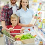 Nachhaltig einkaufen, weniger Fleisch essen, Müll vermeiden und öfter mit dem Fahrrad fahren: Umweltbewusst zu leben, ist vielen Familien heute wichtig.