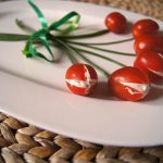 essbare Tomatentulpen mit Frischkäsefüllung