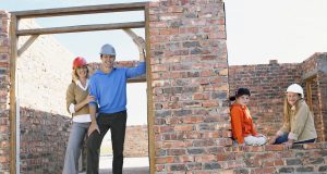 Für die mit einem Hausbau verbundenen Herausforderungen sollten Bauherren umfassend vorsorgen.