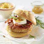 Dank der vielseitigen Möglichkeiten mit Hähnchen-, Puten- oder Entenfleisch ist der Burger eine immer wieder neue, schmackhafte Kreation - wie beispielsweise ein Puten-Burger mit Ziegenkäse.