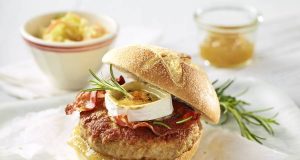Dank der vielseitigen Möglichkeiten mit Hähnchen-, Puten- oder Entenfleisch ist der Burger eine immer wieder neue, schmackhafte Kreation - wie beispielsweise ein Puten-Burger mit Ziegenkäse.