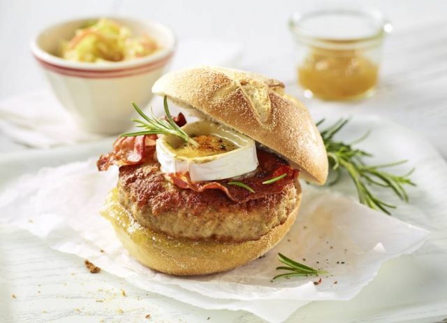 Dank der vielseitigen Möglichkeiten mit Hähnchen-, Puten- oder Entenfleisch ist der Burger eine immer wieder neue, schmackhafte Kreation - wie beispielsweise ein Puten-Burger mit Ziegenkäse.