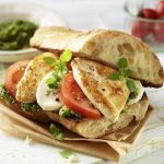 Burger-Delikatesse mit Geflügel: Hähnchen-Ciabatta-Burger mit Tomate-Mozzarella und Basilikum.