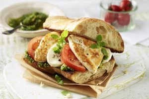 Burger-Delikatesse mit Geflügel: Hähnchen-Ciabatta-Burger mit Tomate-Mozzarella und Basilikum.