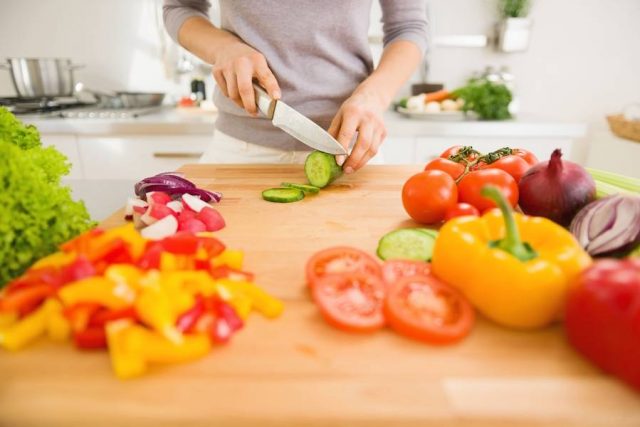 Frisches Gemüse und knackiges Obst sind die Grundlage einer basischen Ernährung.