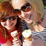 Die beiden lassen sich das erste Eis der neuen Saison schmecken - viele Menschen werden jetzt allerdings auch noch von Erkältungen geplagt.