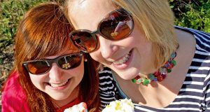 Die beiden lassen sich das erste Eis der neuen Saison schmecken - viele Menschen werden jetzt allerdings auch noch von Erkältungen geplagt.