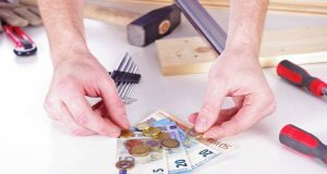 Oft sind Verbraucher ratlos, welche Rechte sie beim Umgang mit Handwerkern haben. Unpünktlichkeit, Schäden oder die Risiken der Schwarzarbeit sind einige Beispiele, wo guter Rat wichtig wäre.