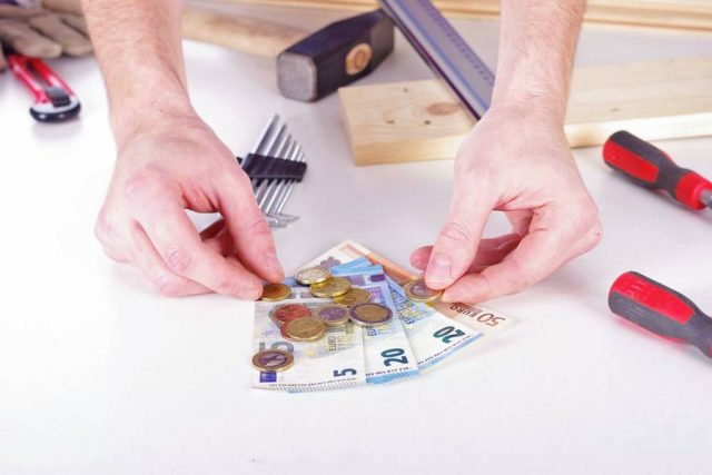 handwerker Oft sind Verbraucher ratlos, welche Rechte sie beim Umgang mit Handwerkern haben. Unpünktlichkeit, Schäden oder die Risiken der Schwarzarbeit sind einige Beispiele, wo guter Rat wichtig wäre.