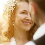 Wer zu Rührungstränen neigt, sollte auf wasserfeste Mascara und Eyeliner achten.