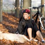 Beim Radfahren sollte man auf eine Geschwindigkeit achten, bei der der Hund locker mitlaufen kann. Regelmäßige Pausen sind wichtig.