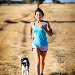 Hunde können gute Trainingspartner beim Joggen sein.