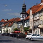 Die Marktstraße in Ostheim ist von hübschen Fachwerkgebäuden gesäumt.