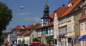 Die Marktstraße in Ostheim ist von hübschen Fachwerkgebäuden gesäumt.