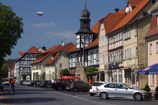 Die Marktstraße in Ostheim ist von hübschen Fachwerkgebäuden gesäumt.