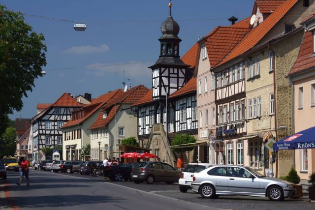 ostheim Die Marktstraße in Ostheim ist von hübschen Fachwerkgebäuden gesäumt.