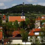 Aus dem Zwiebelturm des Rathauses von Ostheim erklingt dreimal am Tag das Glockenspiel.