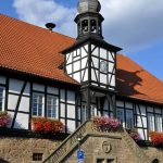 Aus dem Zwiebelturm des Rathauses von Ostheim erklingt dreimal am Tag das Glockenspiel.