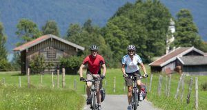 Die Deutschen freuen sich auf den Start in die neue Radsaison. Damit keine Beschwerden das Vergnügen trüben, sollte vor allem die Sitzposition richtig eingestellt sein.