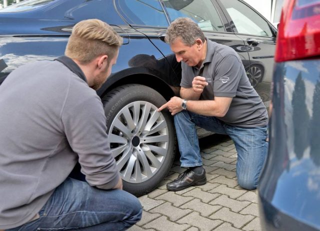 reifenwechsel Beim Wechsel auf die Sommerreifen lohnt es sich, die Alufelgen vom Fachmann auf Kratzer und Kerben untersuchen zu lassen.