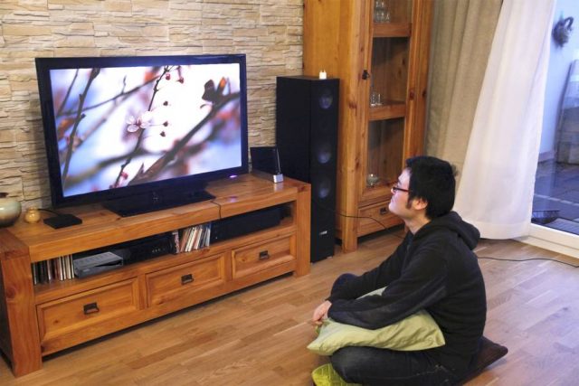 Wer weiterhin Fernsehprogramme über Antenne empfangen möchte, muss die Technik im Wohnzimmer auf den aktuellen Stand bringen. Die Umstellung auf den neuen Standard DVB-T2 HD macht dies notwendig.