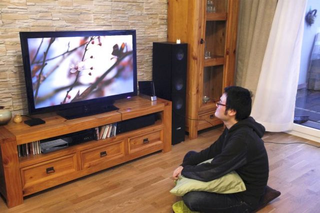 umstellung digital tv Wer weiterhin Fernsehprogramme über Antenne empfangen möchte, muss die Technik im Wohnzimmer auf den aktuellen Stand bringen. Die Umstellung auf den neuen Standard DVB-T2 HD macht dies notwendig.
