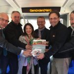 Startschuss im Zugabteil: Stadtmarketing „Gemünden aktiv“ kooperiert mit der Bahn, um mehr Gäste nach Gemünden zu locken. Im Bild von links Bürgermeister Jürgen Lippert, Rainer Mentges (stellv. Vorsitzender Gemünden aktiv), Kulturamtsleiterin Jasna Blaic, Günther Felbinger (Vorsitzender Gemünden aktiv), Peter Weber (Marketing DB) und Jürgen Sommerer (stellv. Vorsitzender Gemünden aktiv)