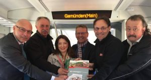 Startschuss im Zugabteil: Stadtmarketing „Gemünden aktiv“ kooperiert mit der Bahn, um mehr Gäste nach Gemünden zu locken. Im Bild von links Bürgermeister Jürgen Lippert, Rainer Mentges (stellv. Vorsitzender Gemünden aktiv), Kulturamtsleiterin Jasna Blaic, Günther Felbinger (Vorsitzender Gemünden aktiv), Peter Weber (Marketing DB) und Jürgen Sommerer (stellv. Vorsitzender Gemünden aktiv)
