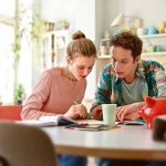 Liegen wir mit unseren Ausgaben im Rahmen, sind wir besonders sparsam oder verschwenderisch? Referenzbudgets ermöglichen aufschlussreiche Vergleiche für jeden Haushalt.