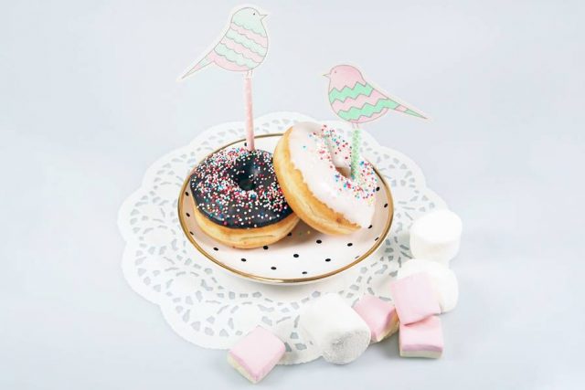 dekostecker donut Mit den Dekosteckern lässt sich nicht nur Gebäck verzieren, man kann damit auch Blumtentöpfe schön in Szene setzen.